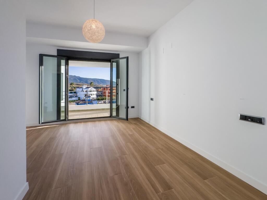 Gran chalet de DISEÑO MODERNO en venta en La Zubia. - foto 48