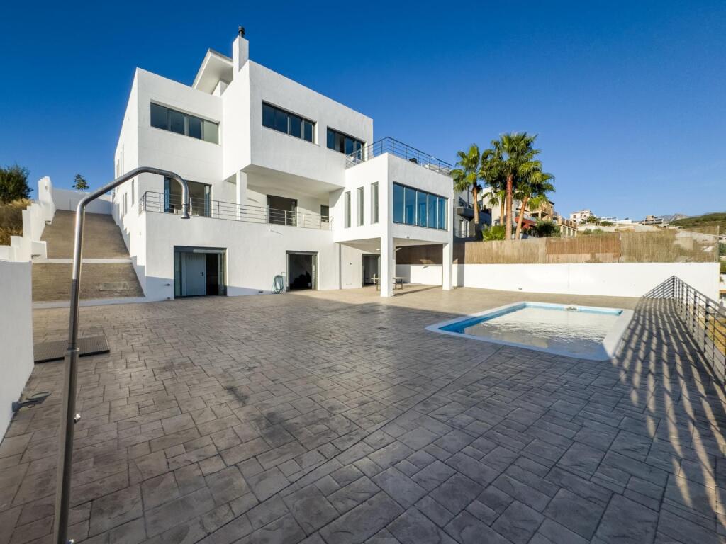 Gran chalet de DISEÑO MODERNO en venta en La Zubia. - foto 6