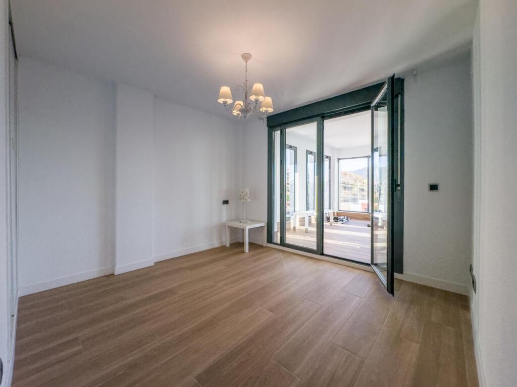 Gran chalet de DISEÑO MODERNO en venta en La Zubia. - foto 56
