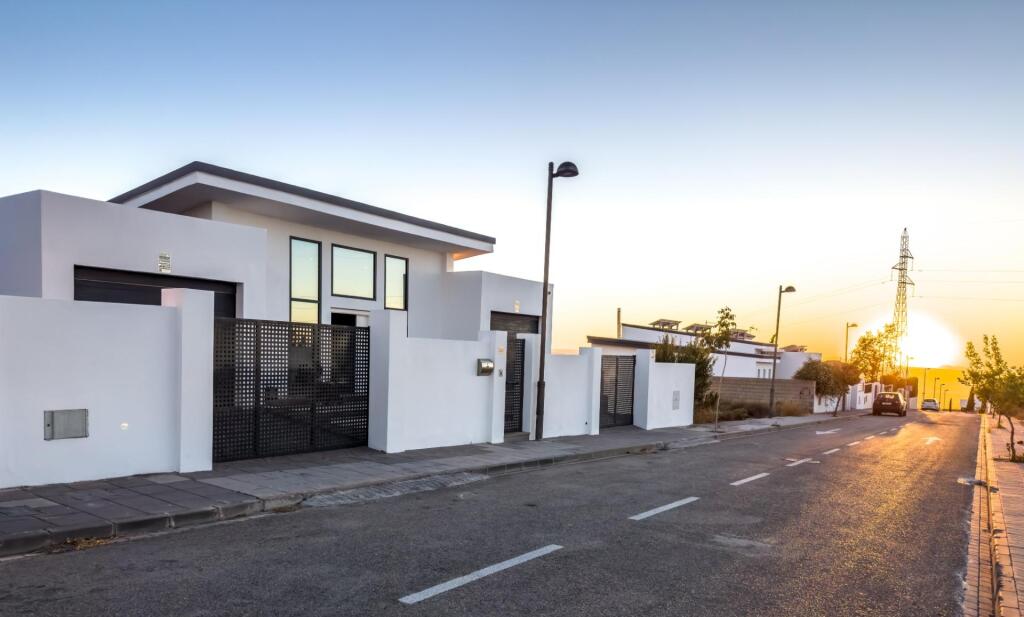 Gran chalet de DISEÑO MODERNO en venta en La Zubia. - foto 9