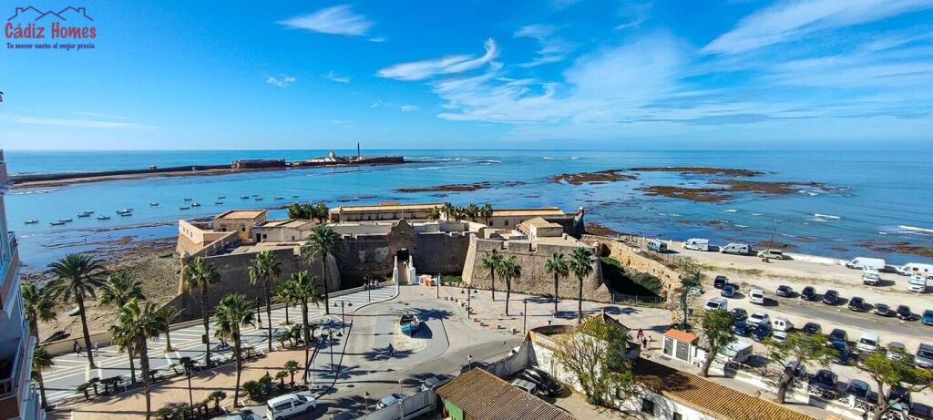 AMPLIA VIVIENDA A LOS PIES DE LA CALETA