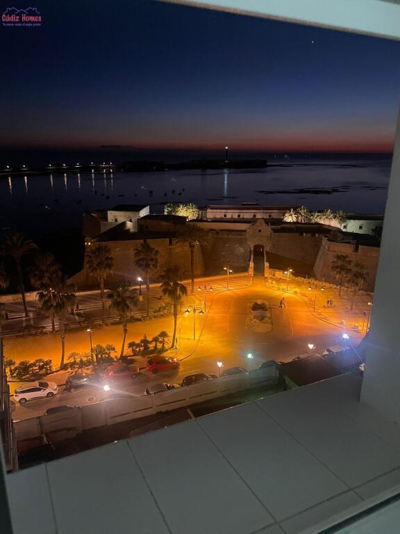AMPLIA VIVIENDA A LOS PIES DE LA CALETA - foto 2
