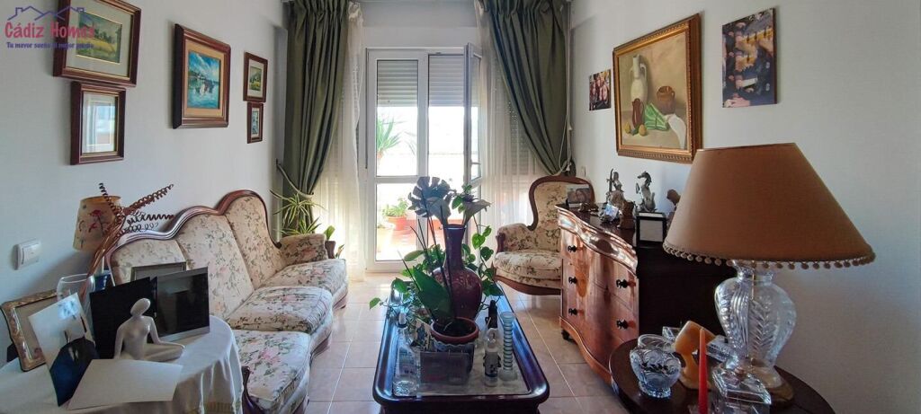 AMPLIA VIVIENDA A LOS PIES DE LA CALETA - foto 4