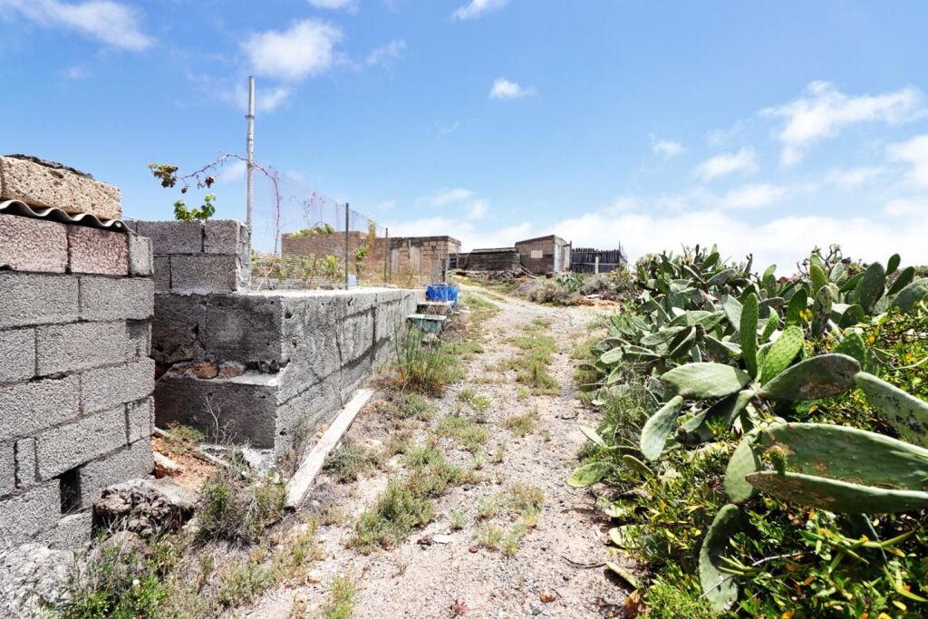 Terreno rústico con varias construcciones en Granadilla. - foto 2