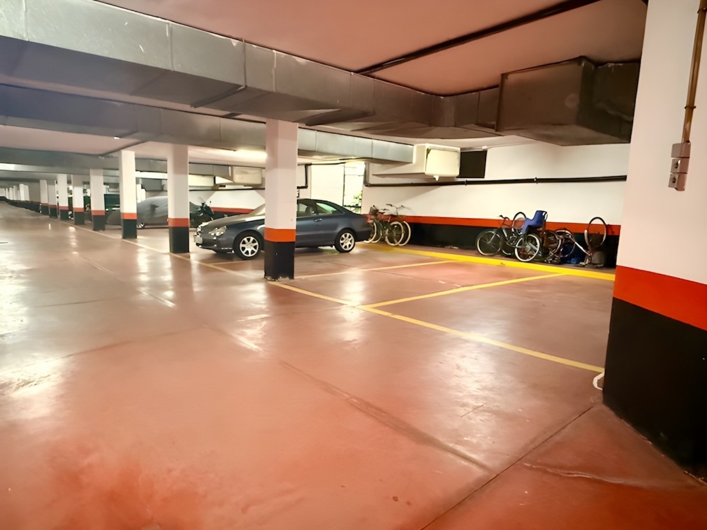 Parking coche en Venta en Marbella Málaga - foto 3