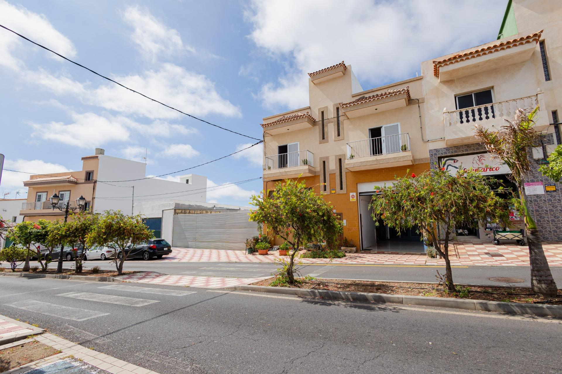 ¡Una vivienda única en Arico con tres niveles, amplios espacios y un sinfín de posibilidades!