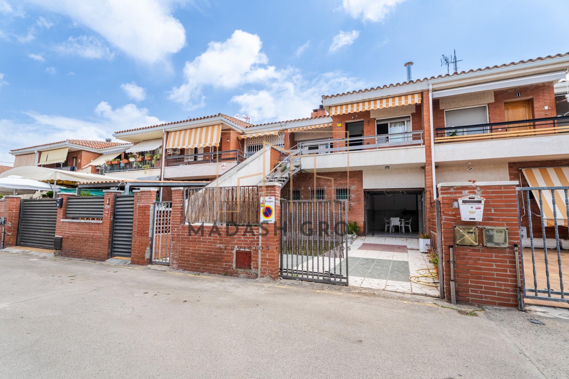 Adosado de 142 m2 con jardín, terraza y chimenea en Sant Sal