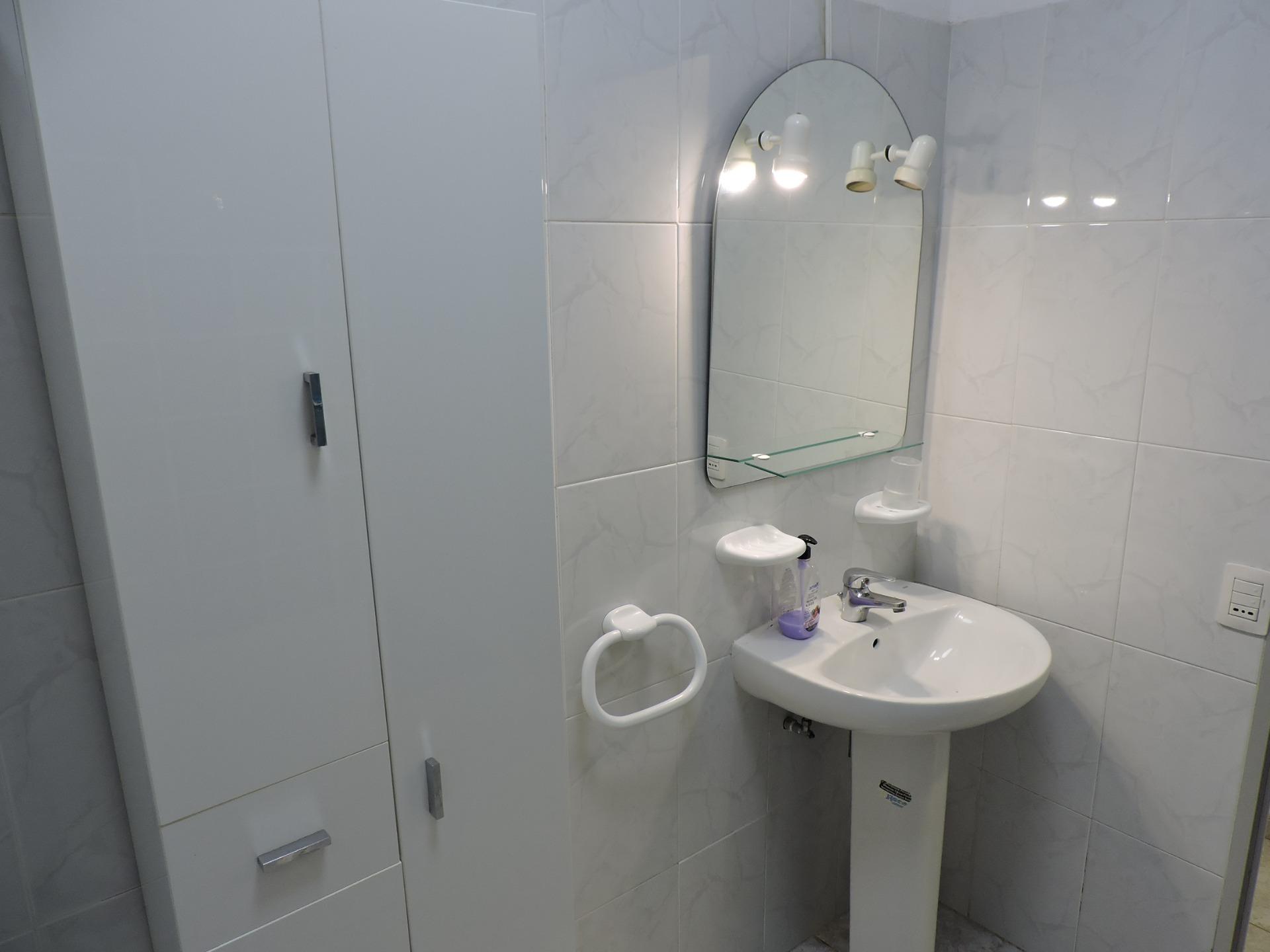 Habitación para Profesionales en La Salle (Santa Cruz) Todo  - foto 4