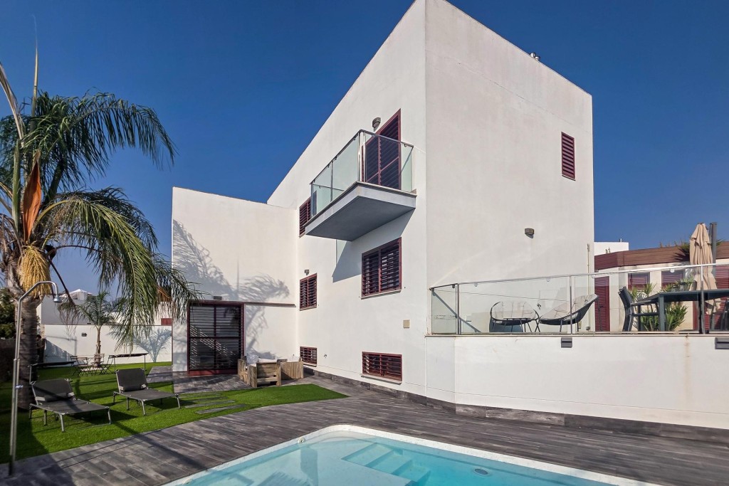 Villa Premium en Venta – Dos Hermanas, a solo 15 minutos de 