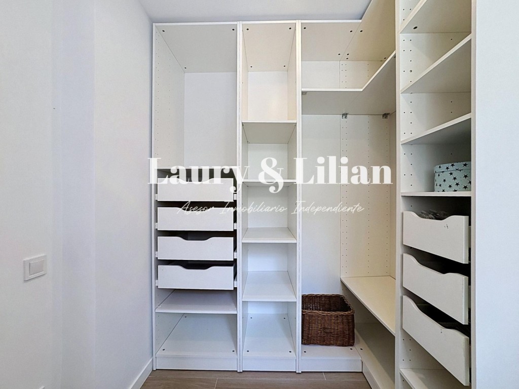 Apartamento de 2 dormitorios totalmente reformado, con aparc - foto 19