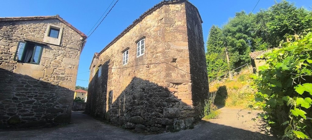Casa de piedra con potencial a precio increíble