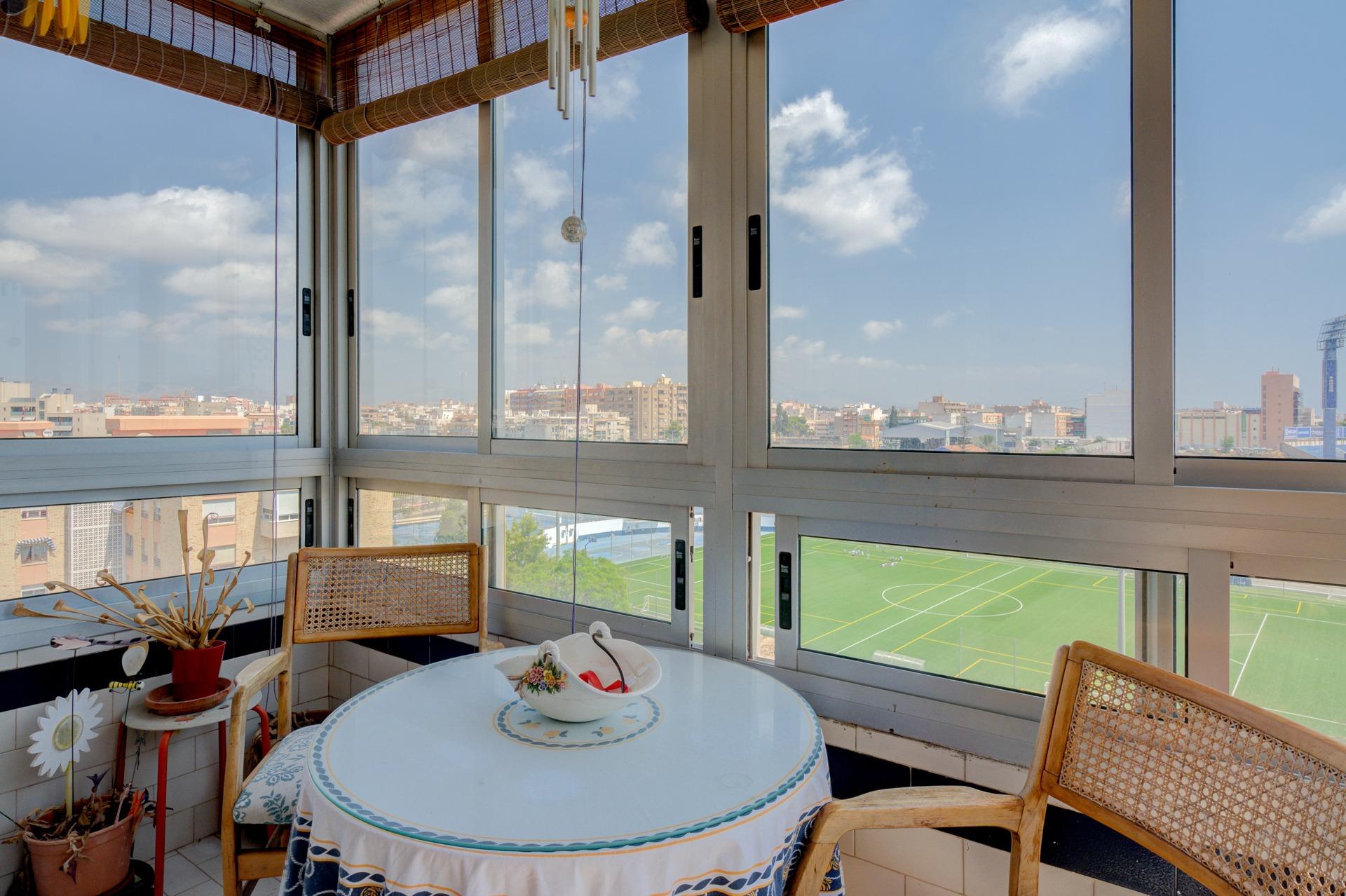 Piso para reformar de 4 habitaciones y con urbanización en S - foto 13