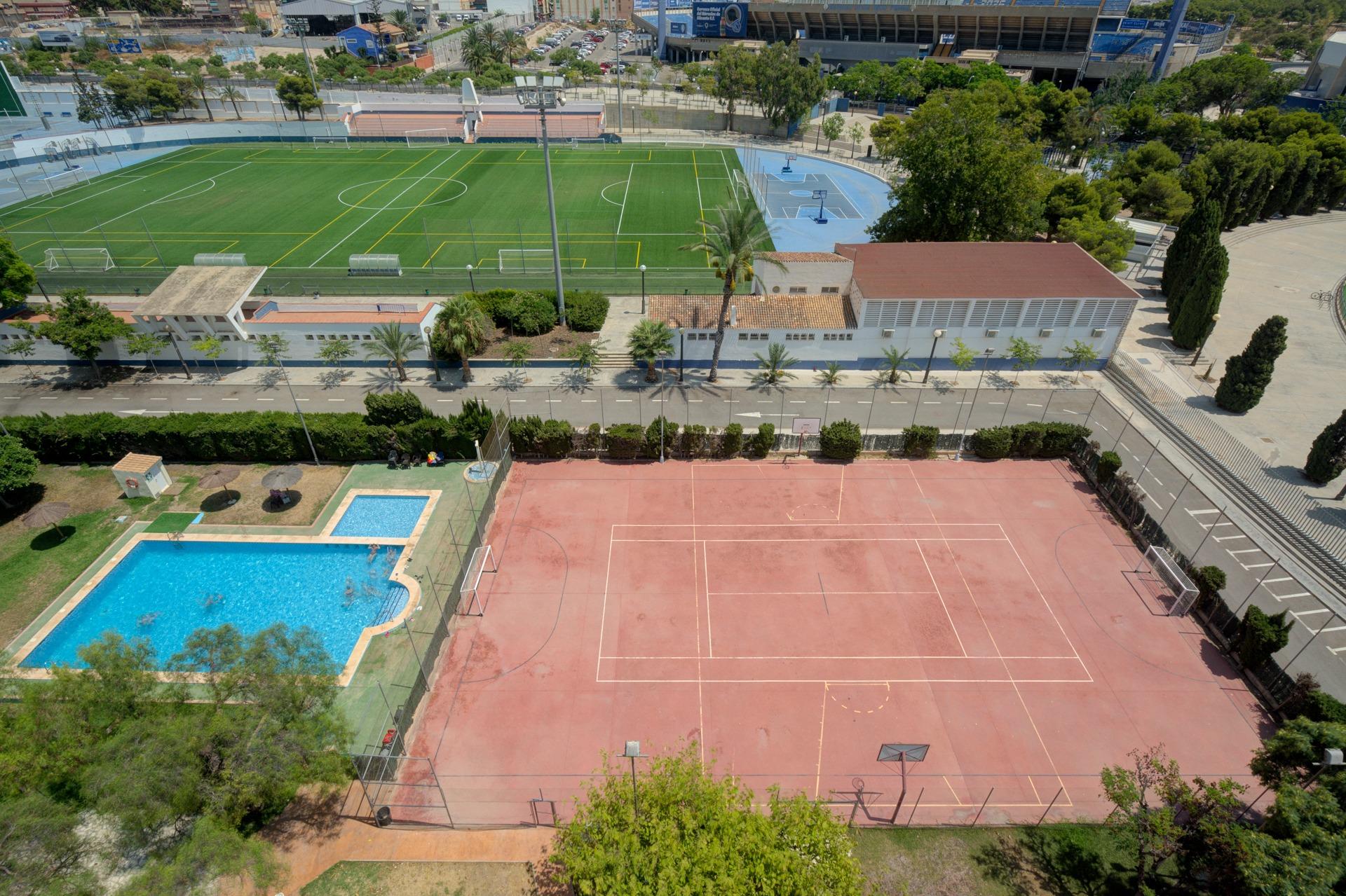 Piso para reformar de 4 habitaciones y con urbanización en S - foto 16