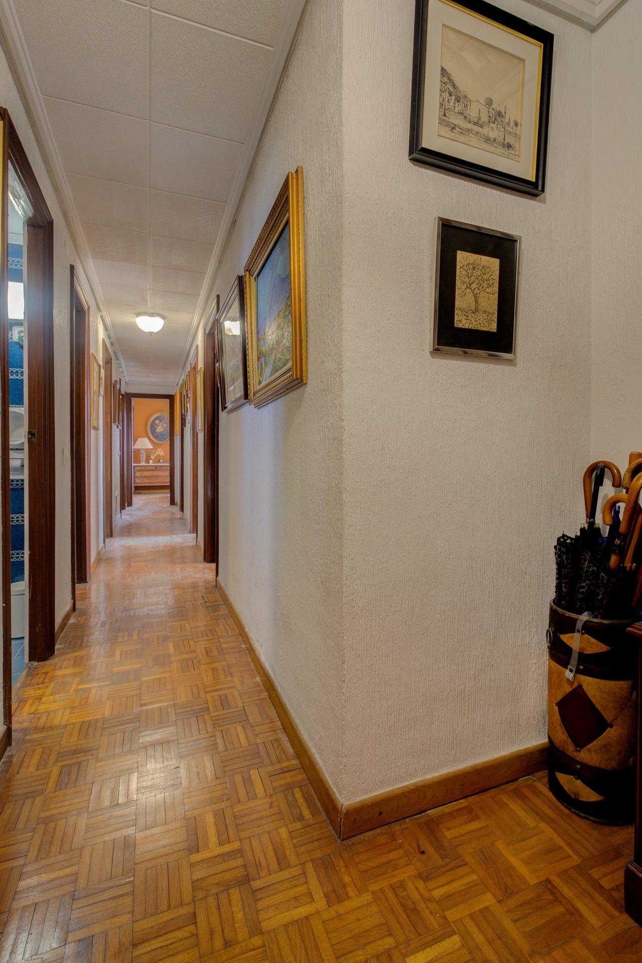 Piso para reformar de 4 habitaciones y con urbanización en S - foto 17