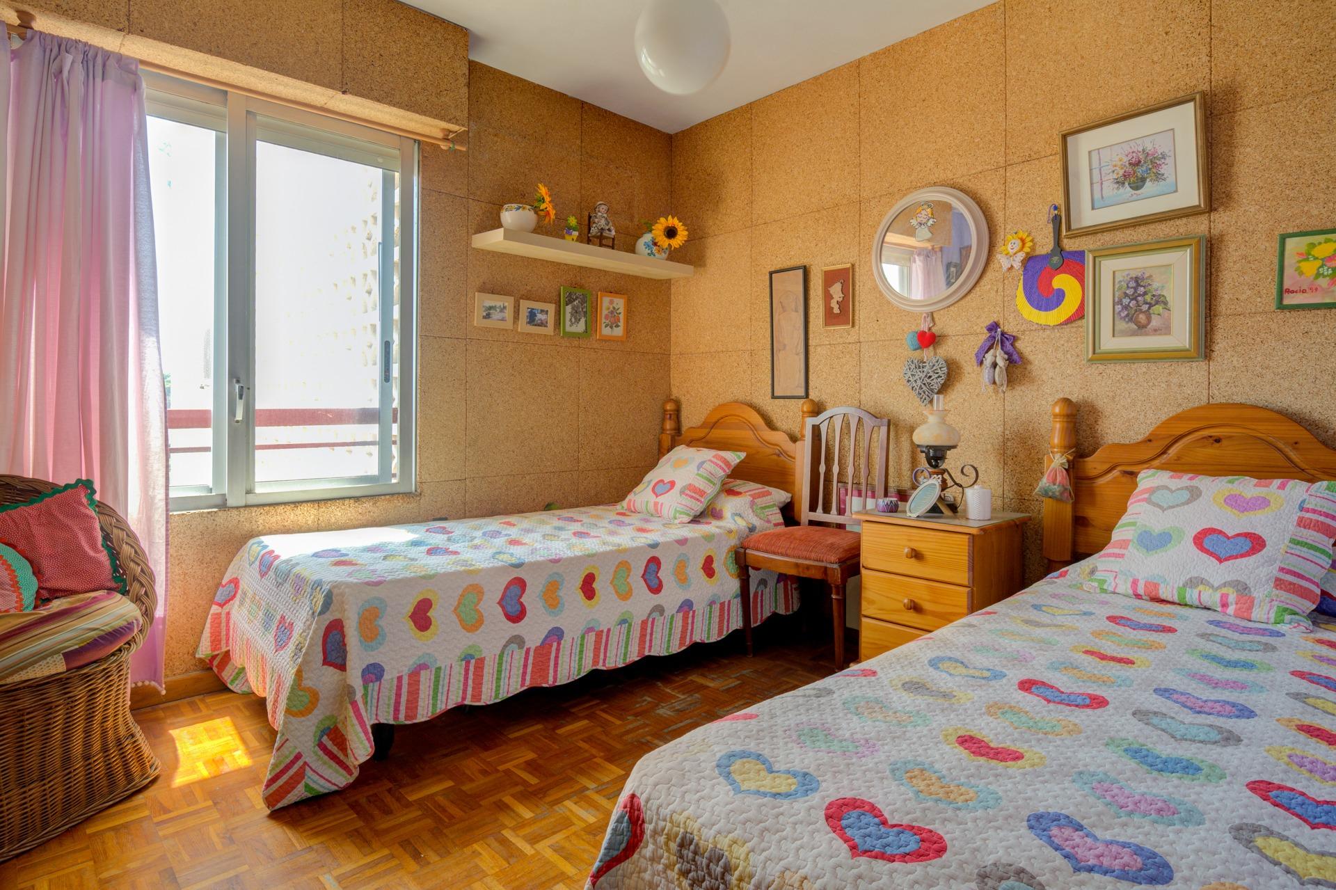 Piso para reformar de 4 habitaciones y con urbanización en S - foto 18