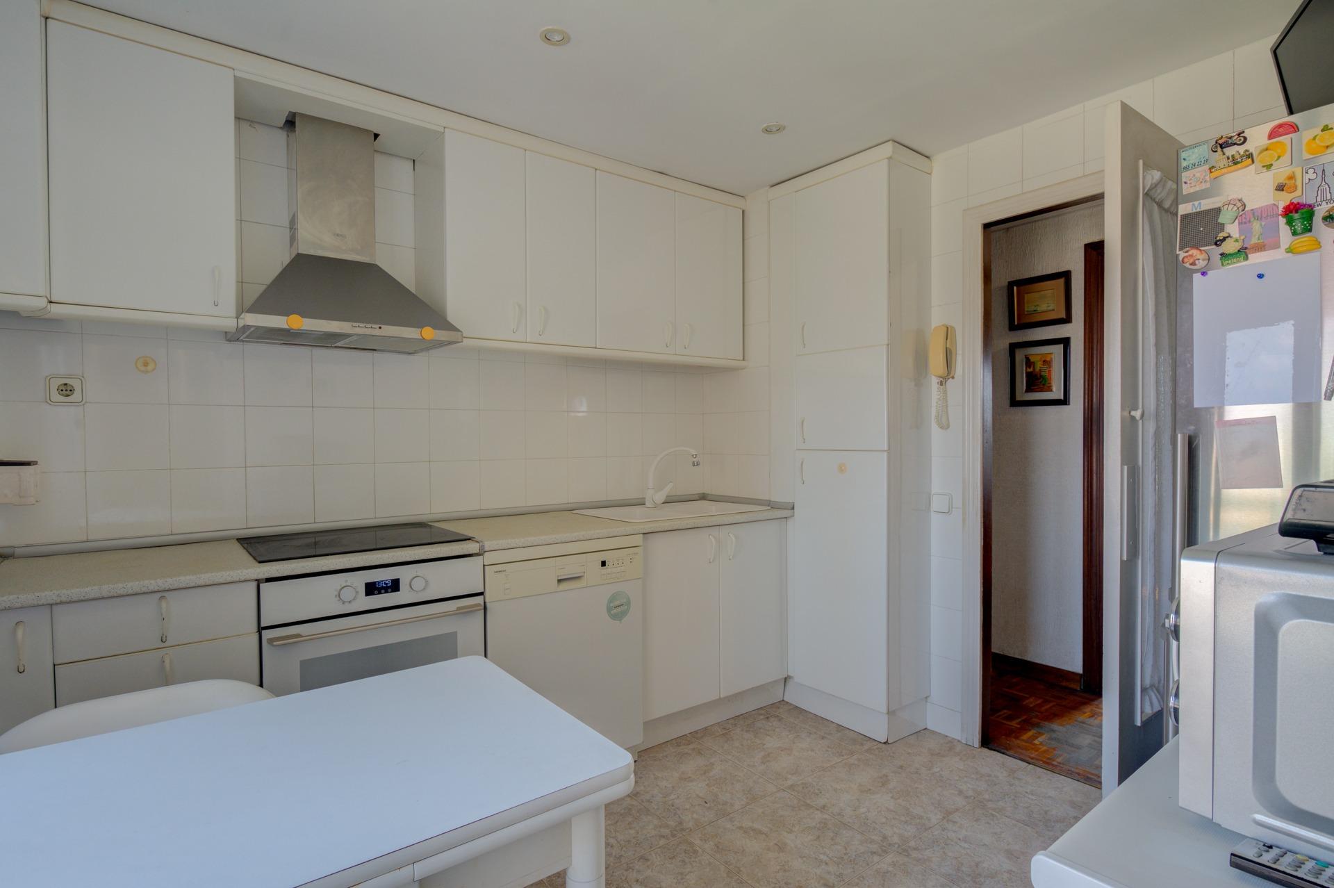 Piso para reformar de 4 habitaciones y con urbanización en S - foto 19