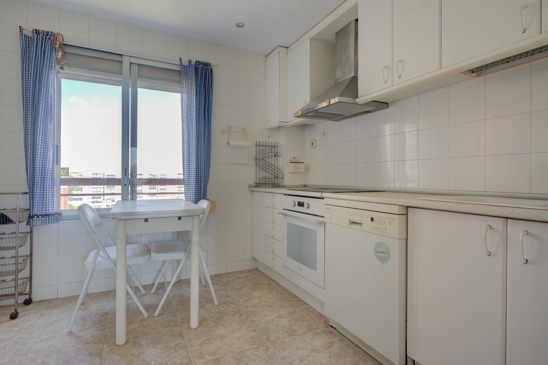 Piso para reformar de 4 habitaciones y con urbanización en S - foto 20