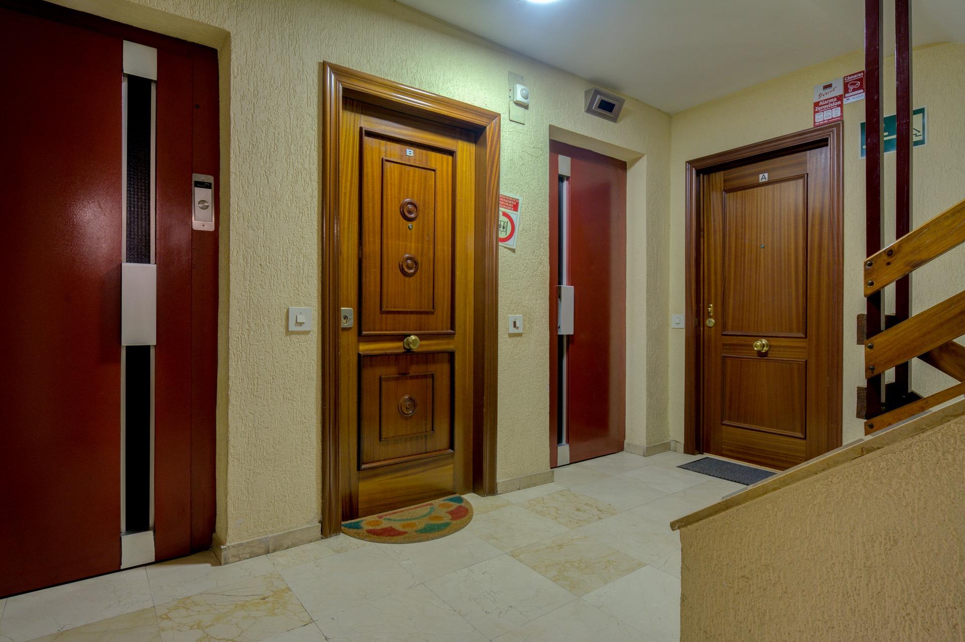 Piso para reformar de 4 habitaciones y con urbanización en S - foto 25