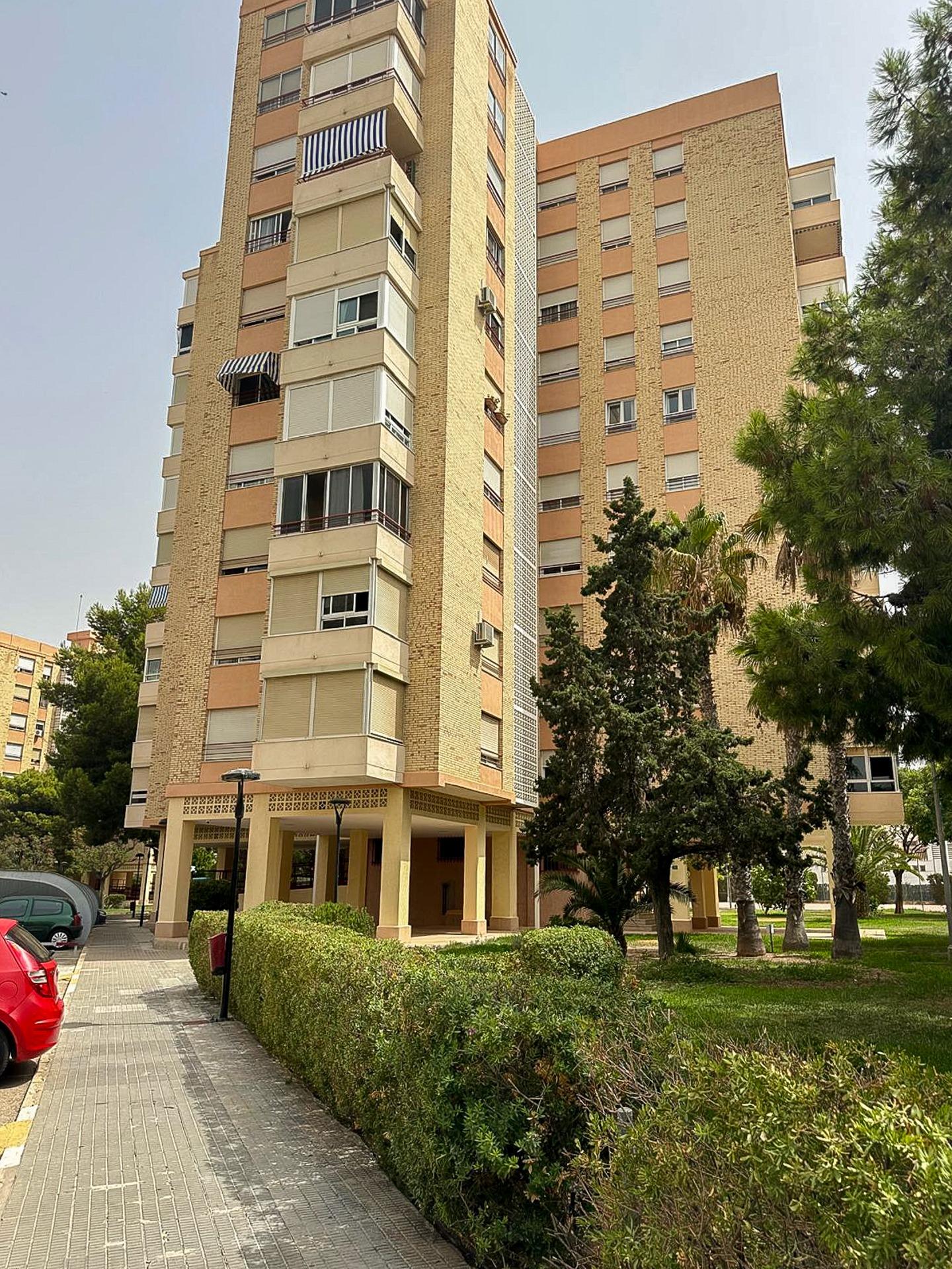 Piso para reformar de 4 habitaciones y con urbanización en S - foto 26