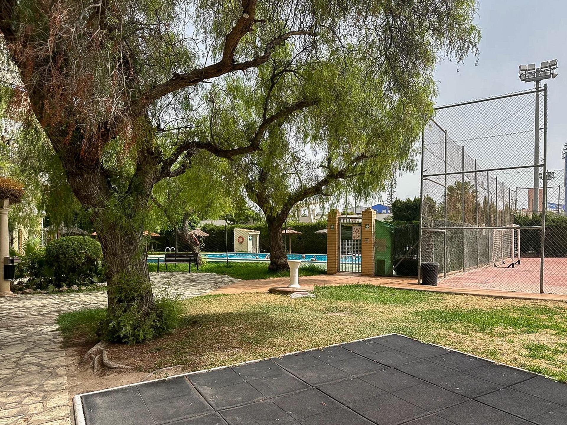 Piso para reformar de 4 habitaciones y con urbanización en S - foto 27