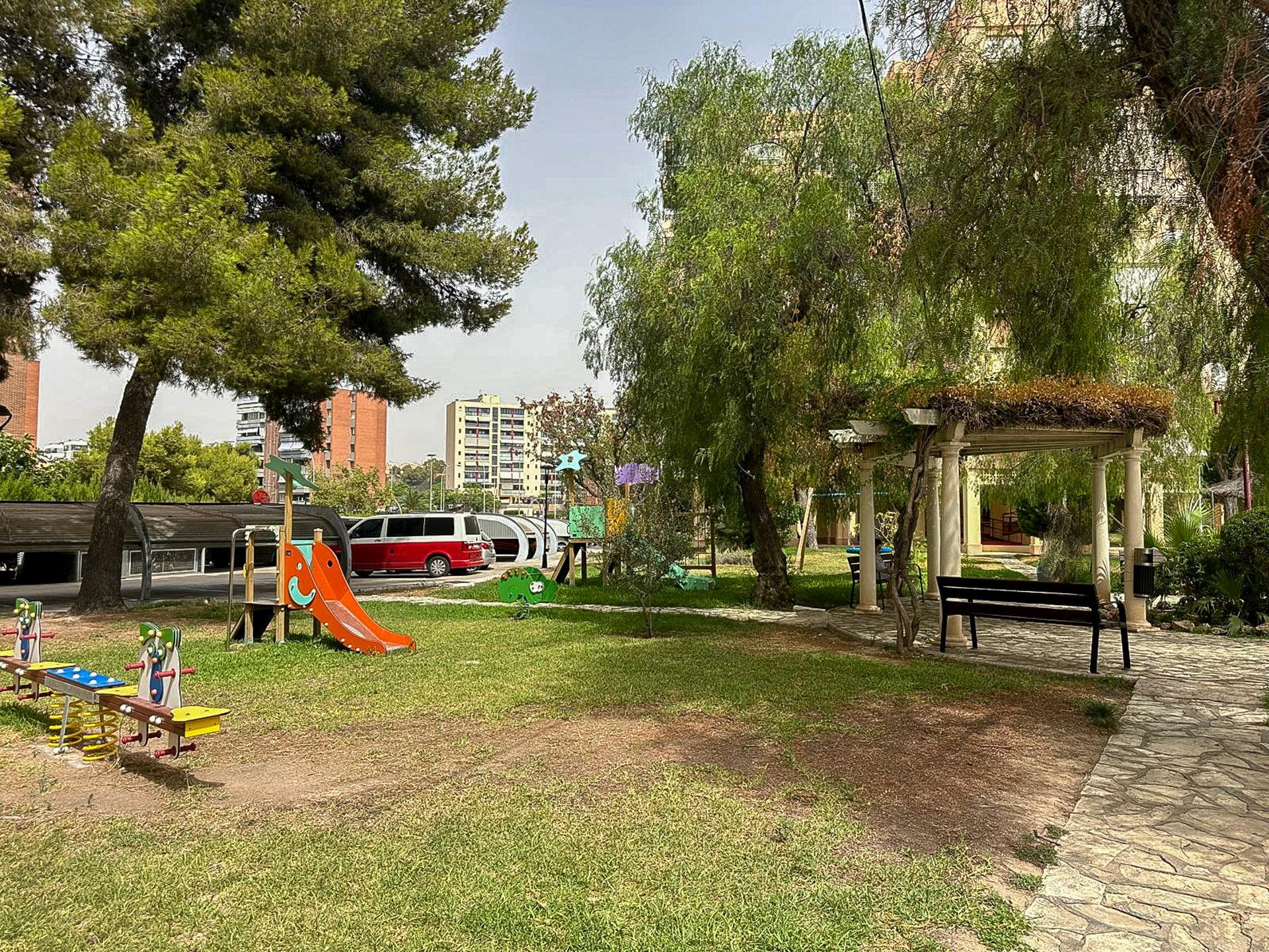 Piso para reformar de 4 habitaciones y con urbanización en S - foto 28