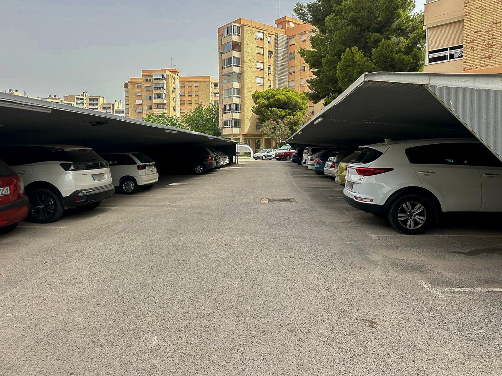Piso para reformar de 4 habitaciones y con urbanización en S - foto 29