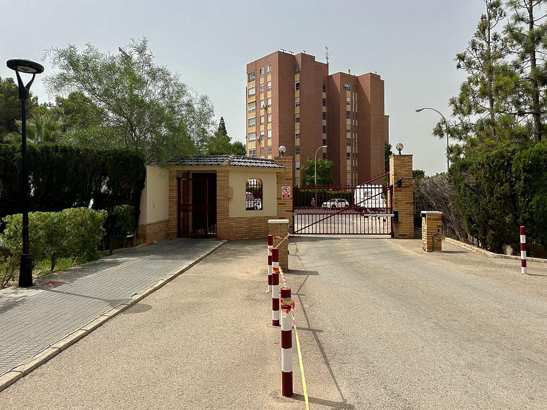 Piso para reformar de 4 habitaciones y con urbanización en S - foto 30