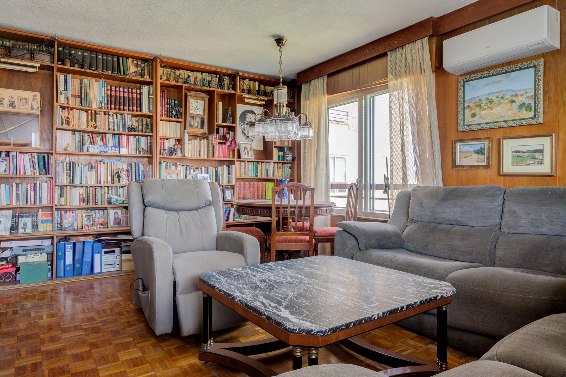 Piso para reformar de 4 habitaciones y con urbanización en S - foto 4