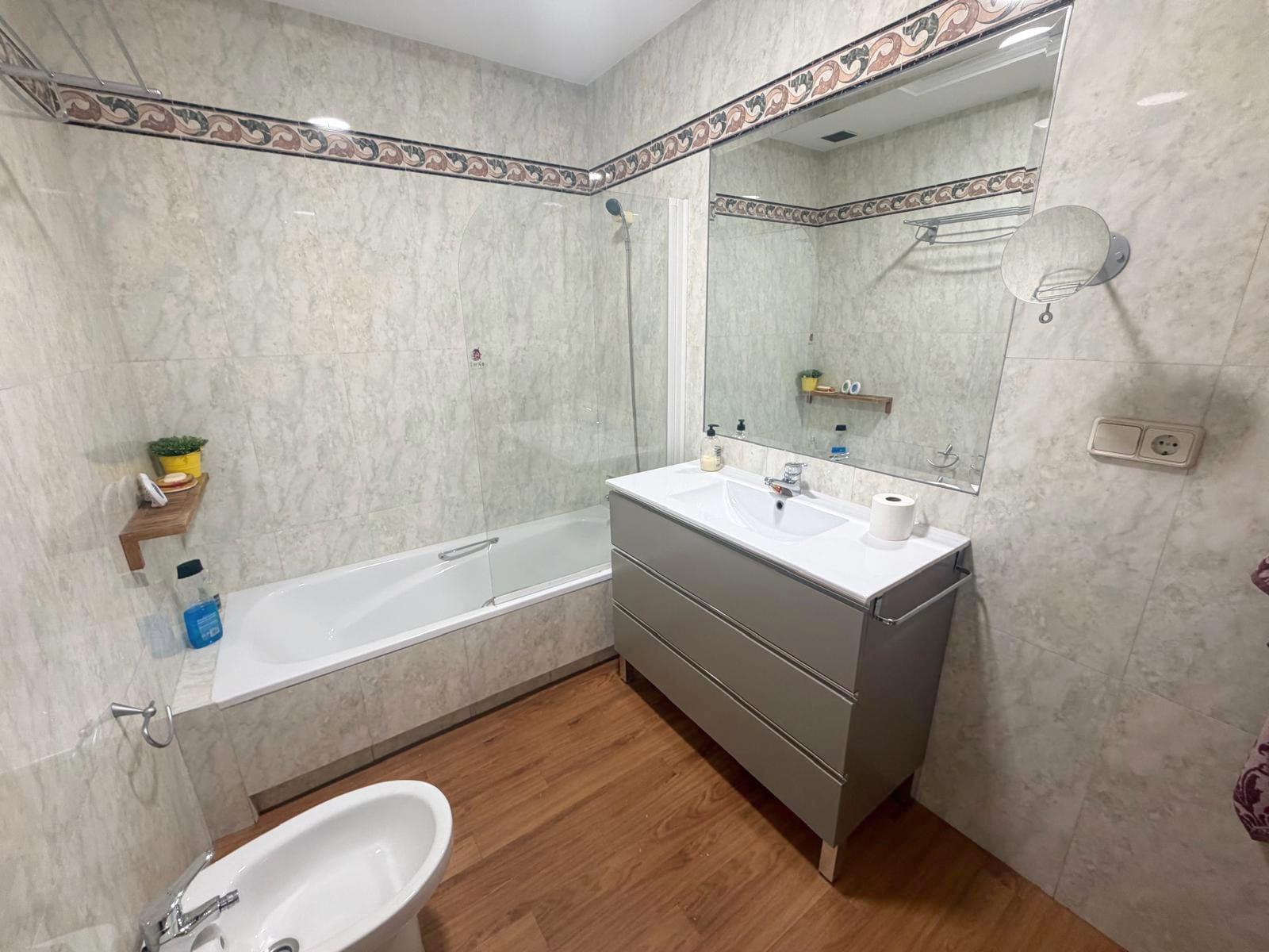 ¡Vive en una de las mejores zonas de Granada! Piso reformado - foto 12