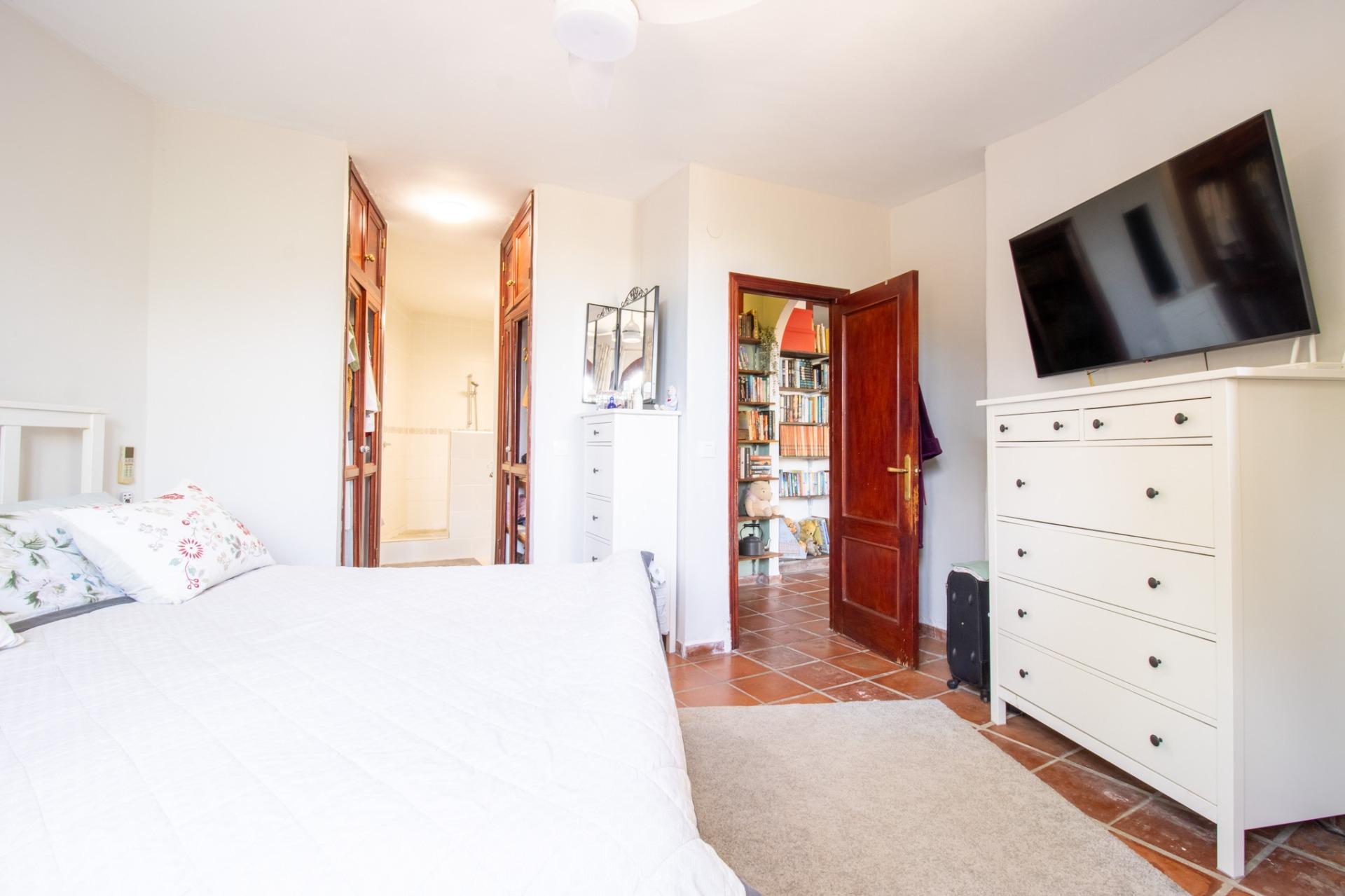 Fantástica villa con piscina privada y amplios espacios - foto 29