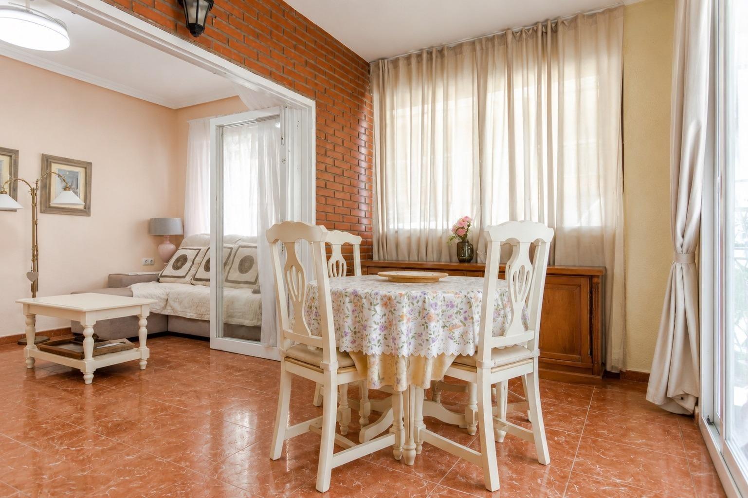 Amplio apartamento a solo 30 metros de la Playa de Los Náufr - foto 4