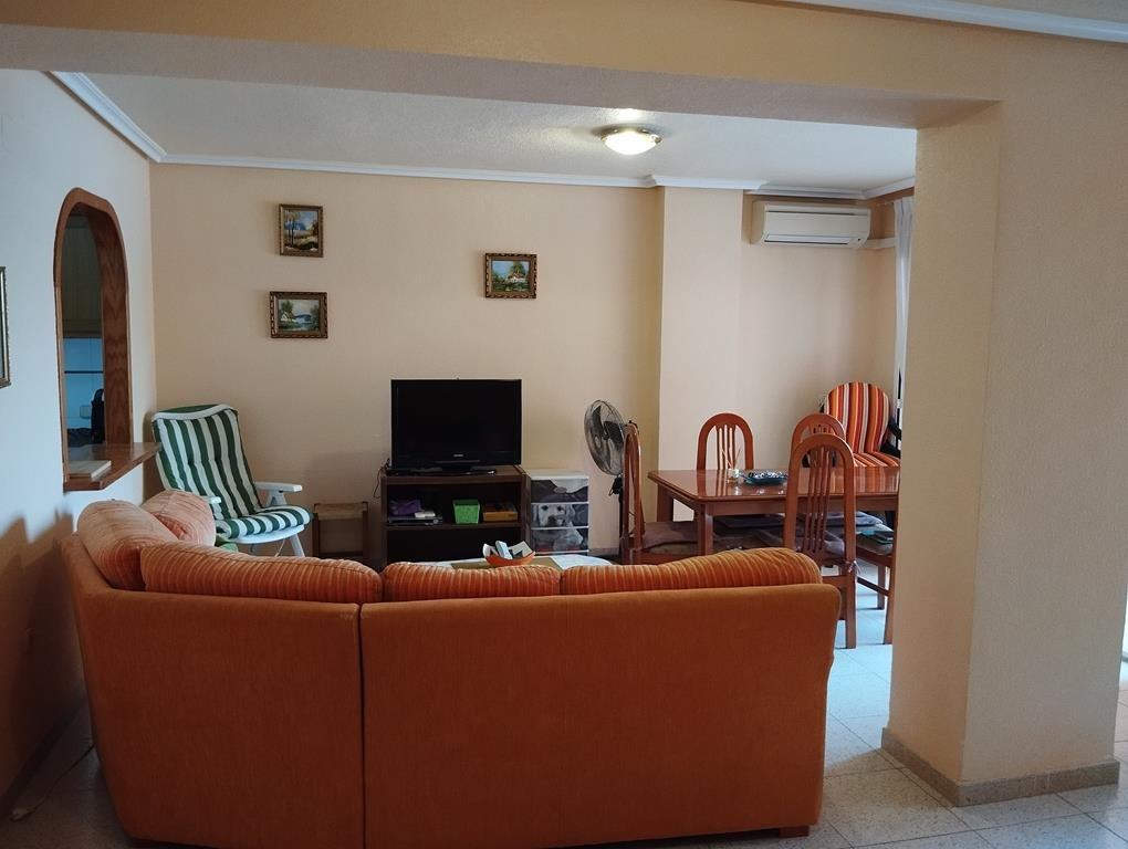 Amplio piso con garaje para dos coches a 250 metros de Playa - foto 12