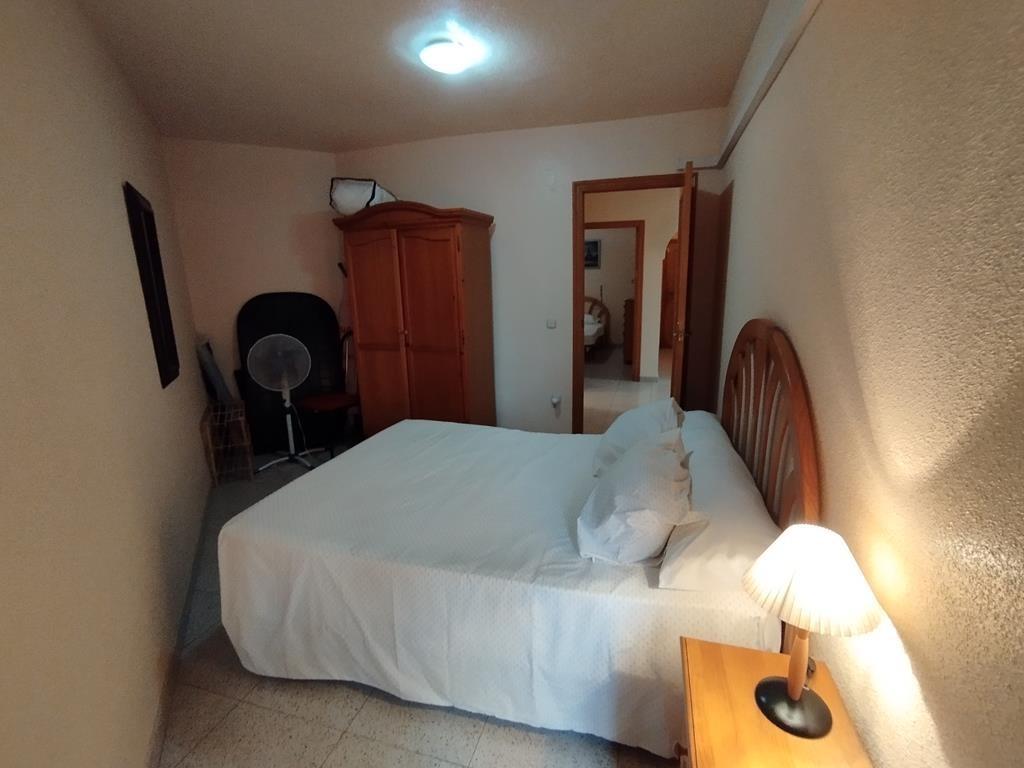 Amplio piso con garaje para dos coches a 250 metros de Playa - foto 38