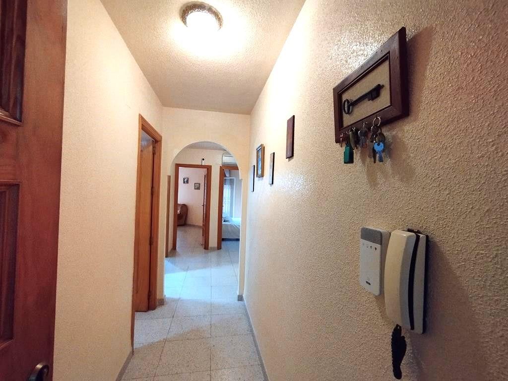 Amplio piso con garaje para dos coches a 250 metros de Playa - foto 42