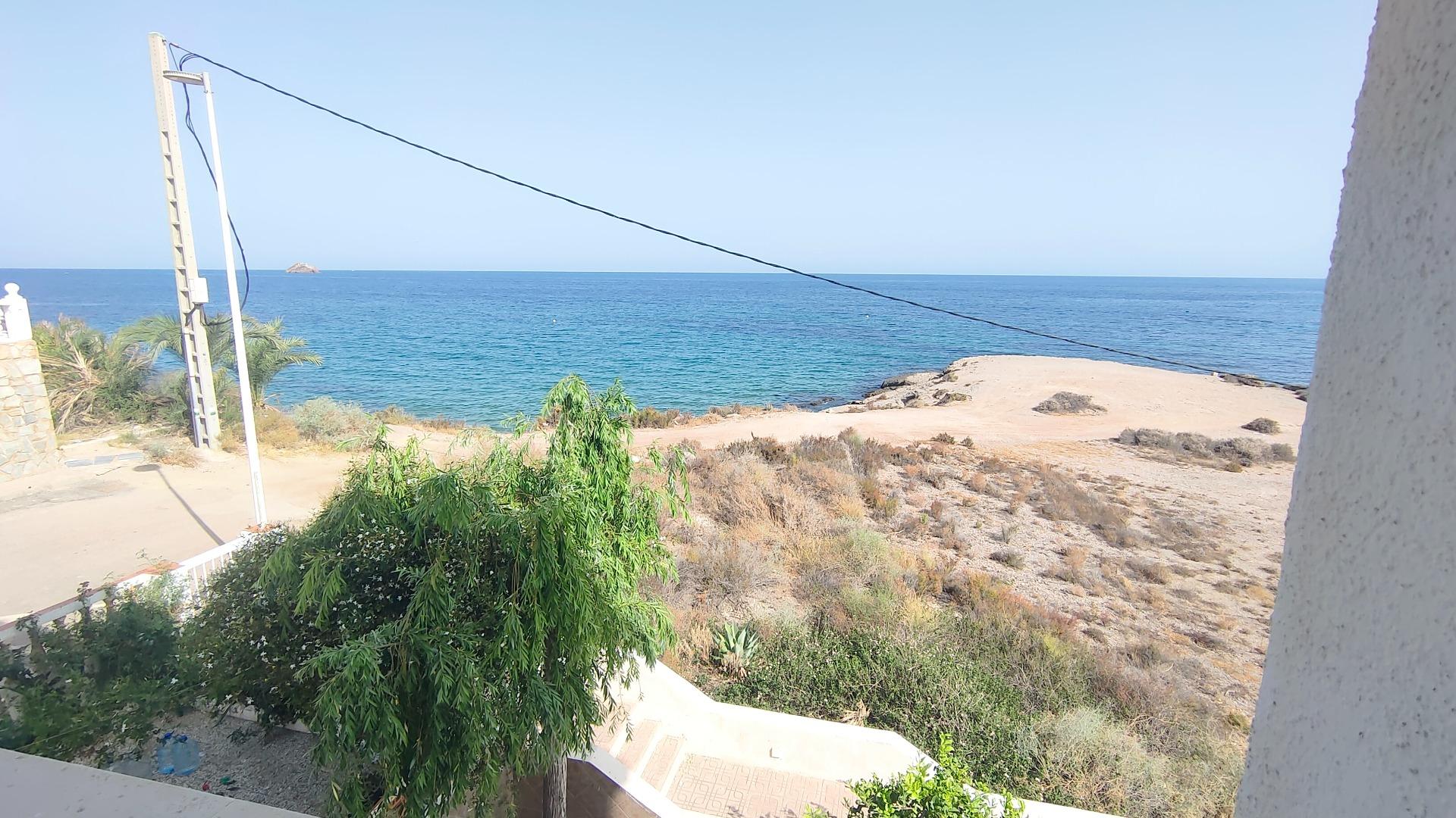 APARTAMENTO EN PRIMERA LÍNEA DE MAR CON 3 DORMITORIOS Y ESPECTACULARES VISTAS AL MEDITERRÁNEO – ZONA CALYPSO, SAN JUAN DE LOS TERREROS