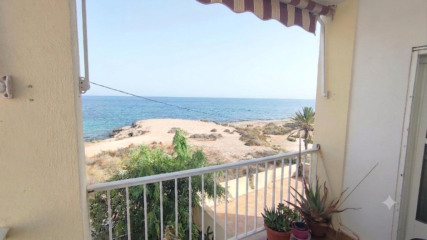 APARTAMENTO EN PRIMERA LÍNEA DE MAR CON 3 DORMITORIOS Y ESPE - foto 4