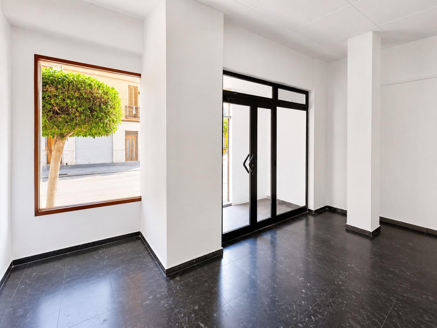 Local comercial de 127 m2 en alquiler entre el Ayuntamiento  - foto 2