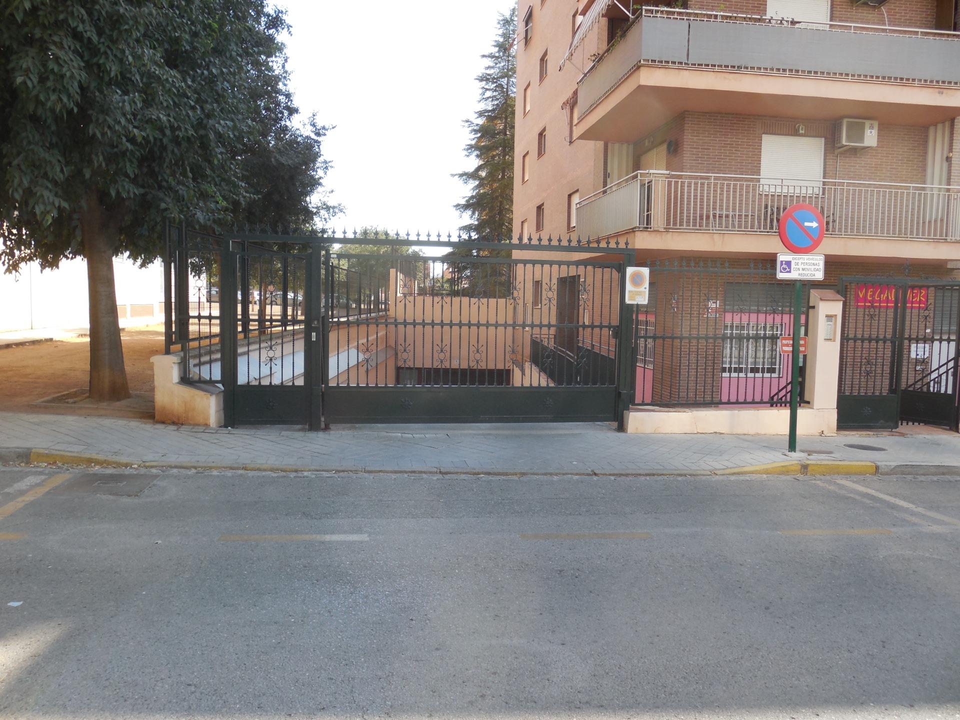 Garaje doble cerrado junto Carrefour y Campus de la Salud - foto 2