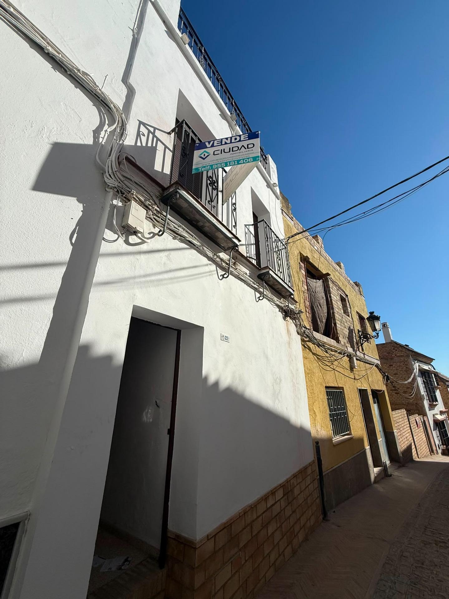 Casa en el Centro: Espacio y Comodidad en Dos Plantas
