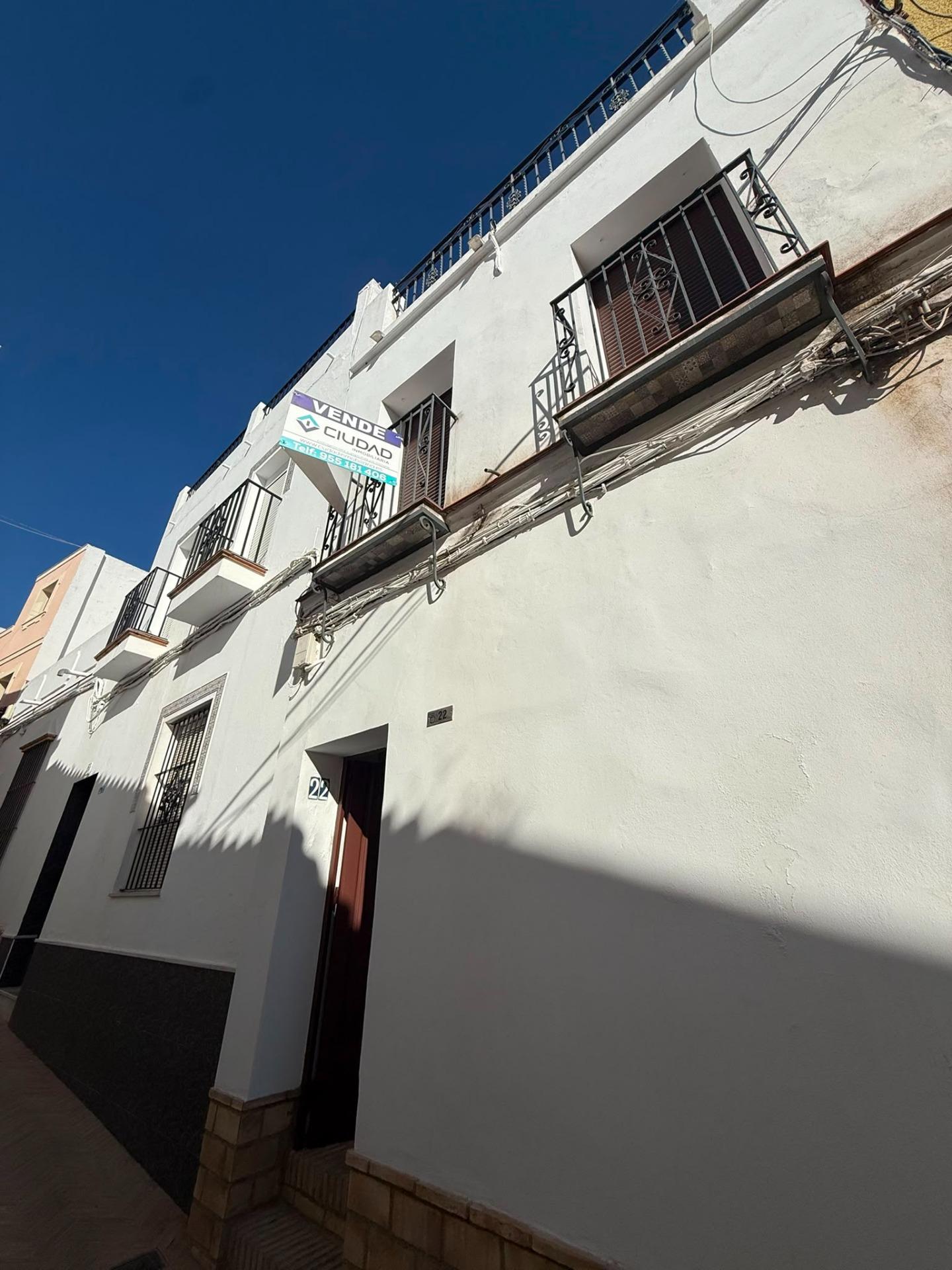 Casa en el Centro: Espacio y Comodidad en Dos Plantas - foto 2