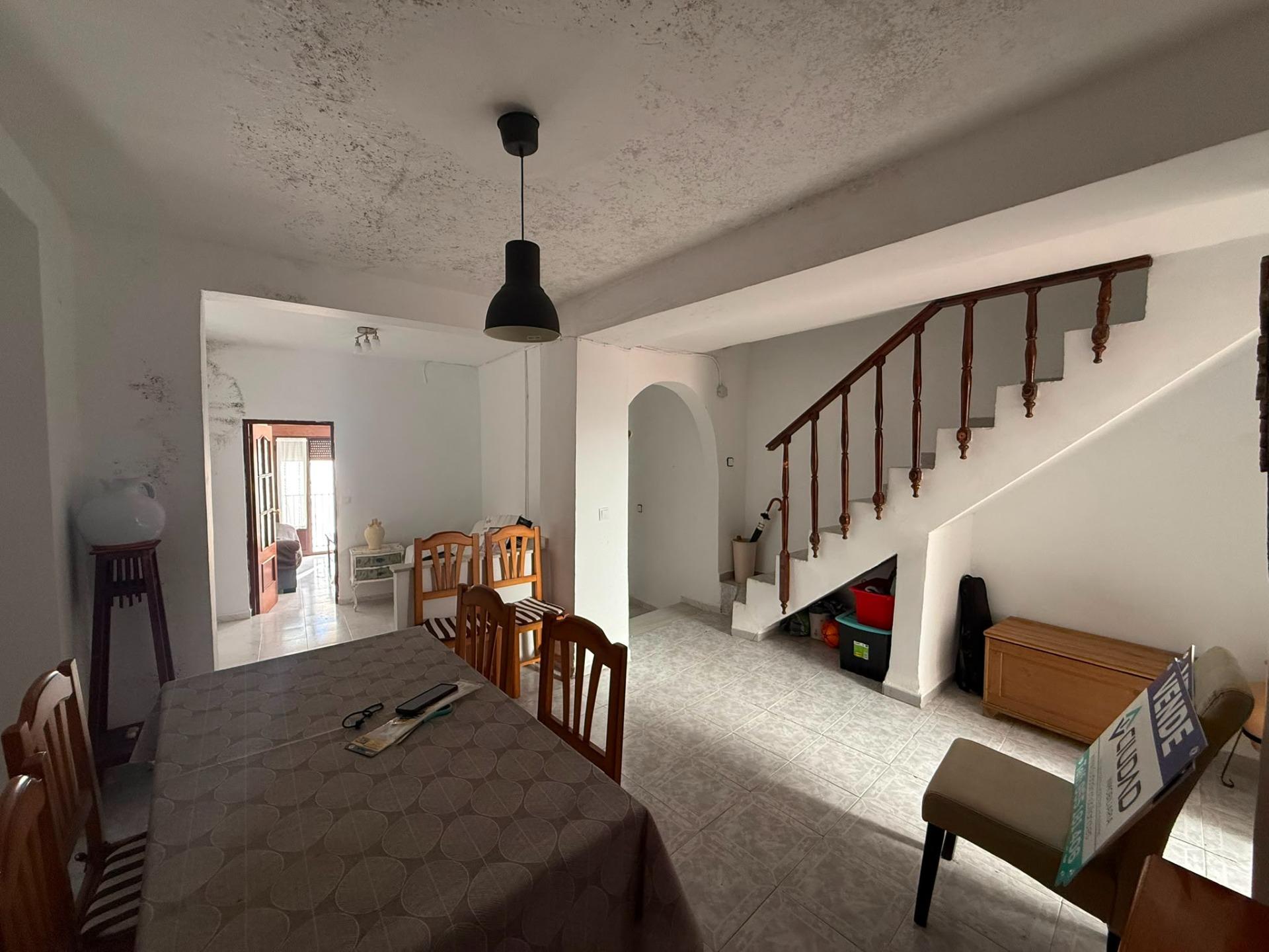 Casa en el Centro: Espacio y Comodidad en Dos Plantas - foto 3