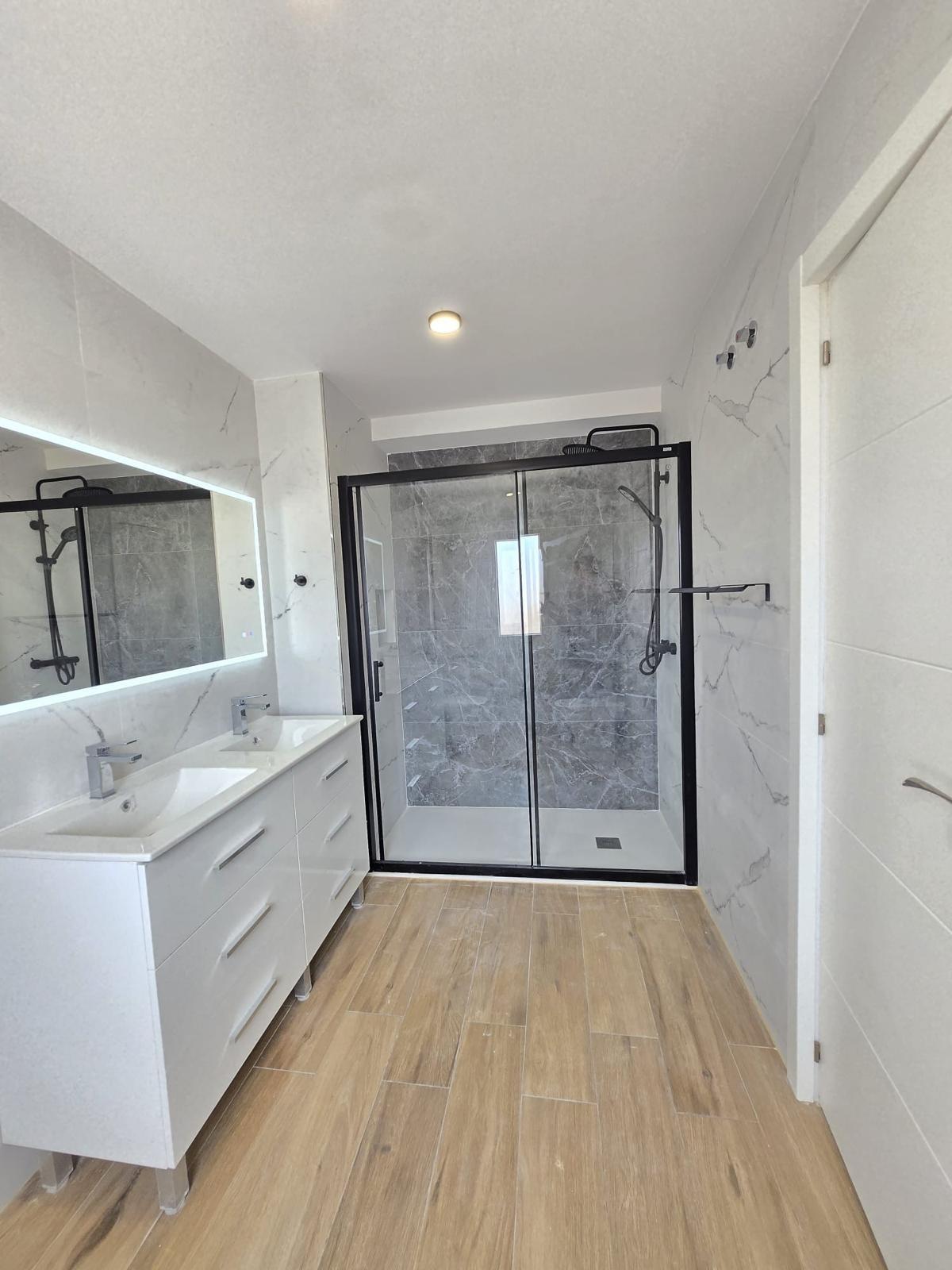 CHALET ADOSADO EN ZONA RECINTO FERIAL - FUENGIROLA - foto 16