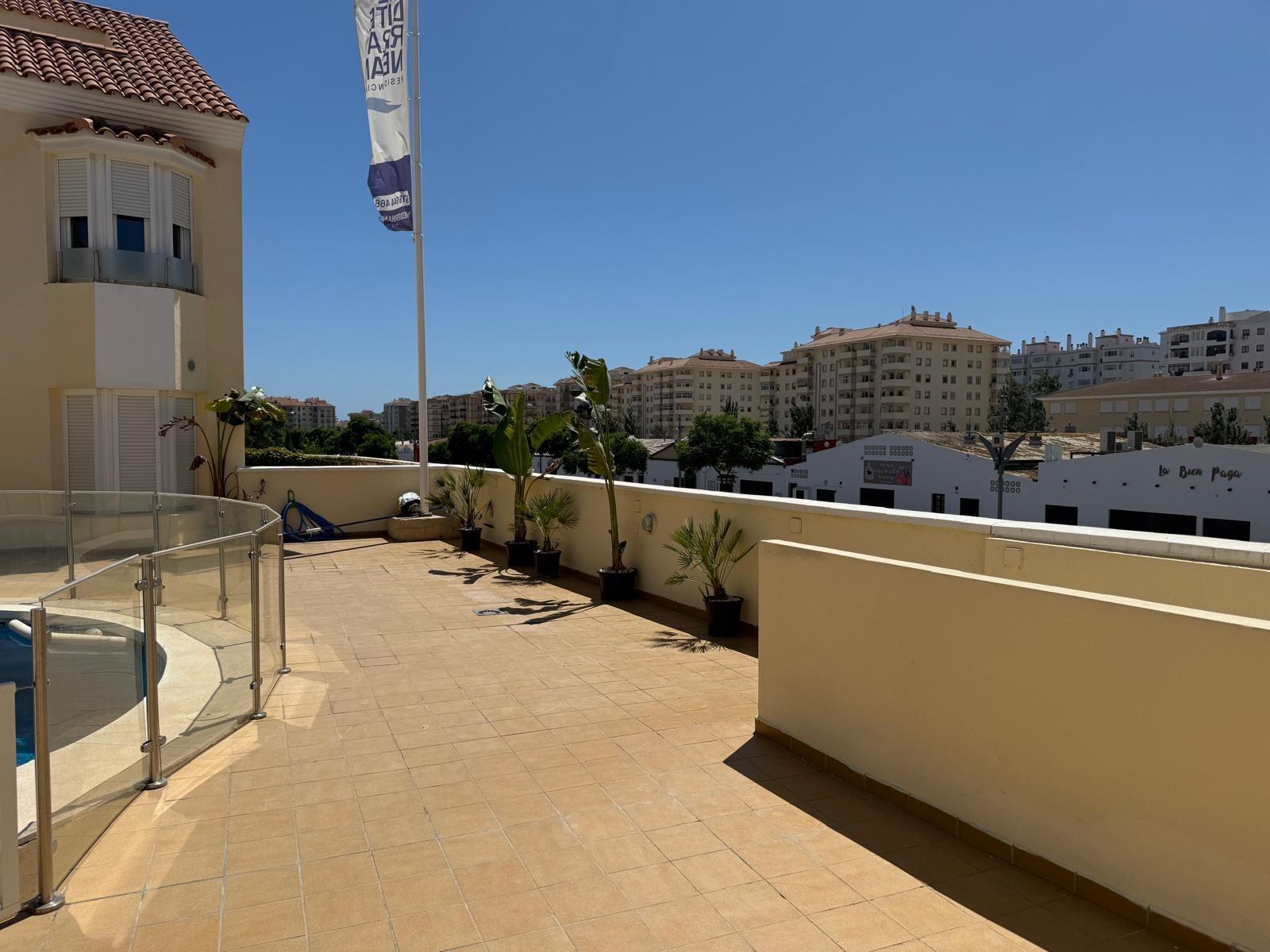 CHALET ADOSADO EN ZONA RECINTO FERIAL - FUENGIROLA - foto 3