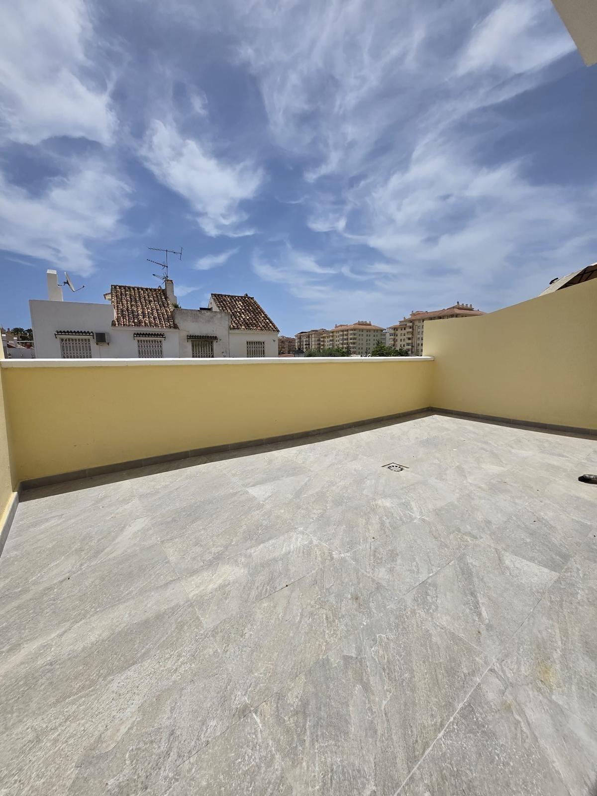 CHALET ADOSADO EN ZONA RECINTO FERIAL - FUENGIROLA - foto 6