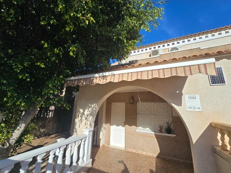 Chalet Adosado en Torrevieja de 3 dormitorios y 2 baños