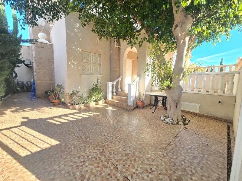 Chalet Adosado en Torrevieja de 3 dormitorios y 2 baños - foto 2