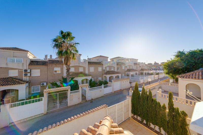 Chalet Adosado en Torrevieja de 3 dormitorios y 2 baños - foto 7