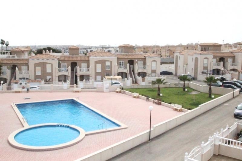 Chalet Adosado en Torrevieja de 3 dormitorios y 2 baños - foto 9