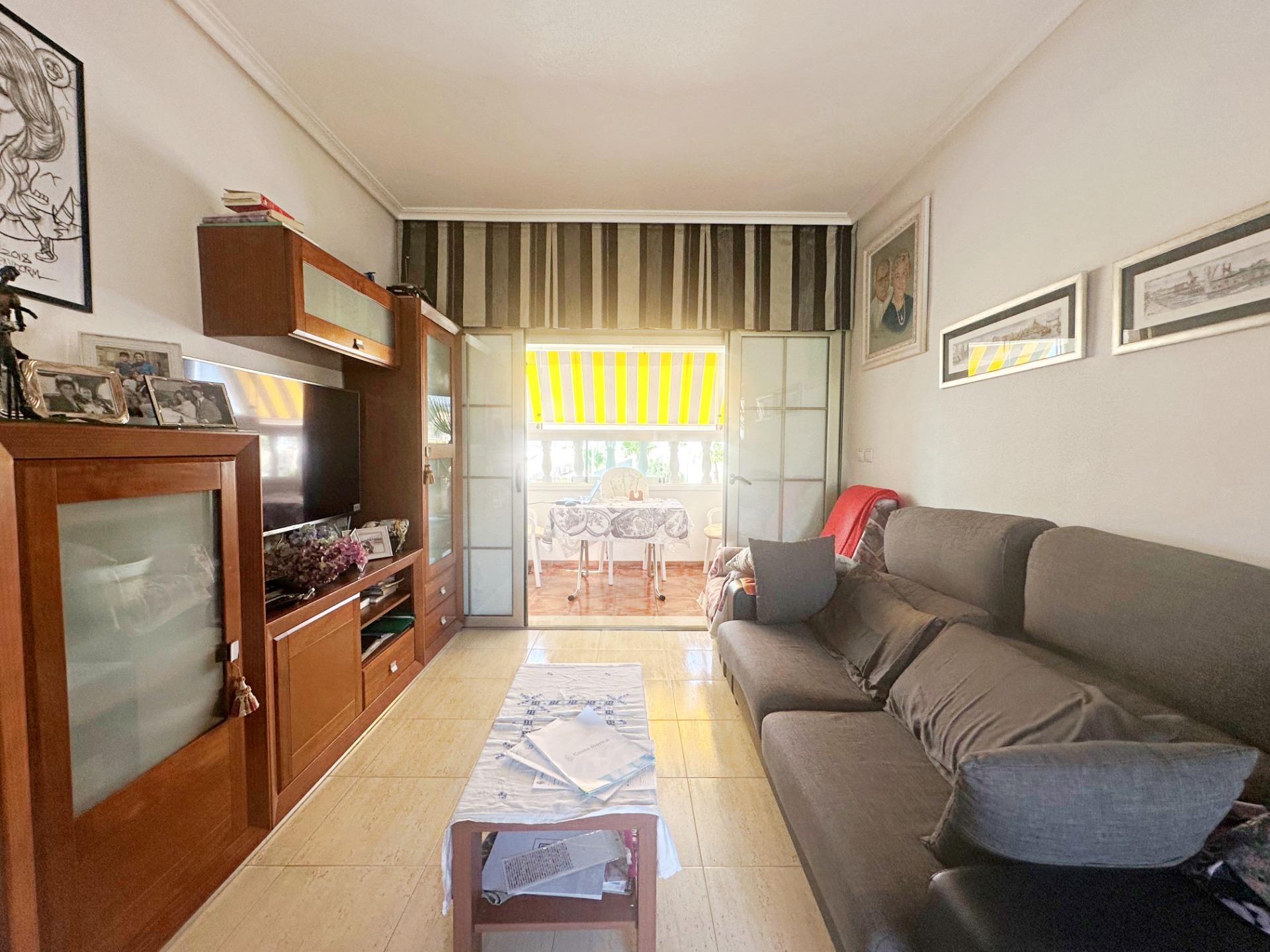 Bungalow en planta alta con vistas a la piscina en Torreviej - foto 2