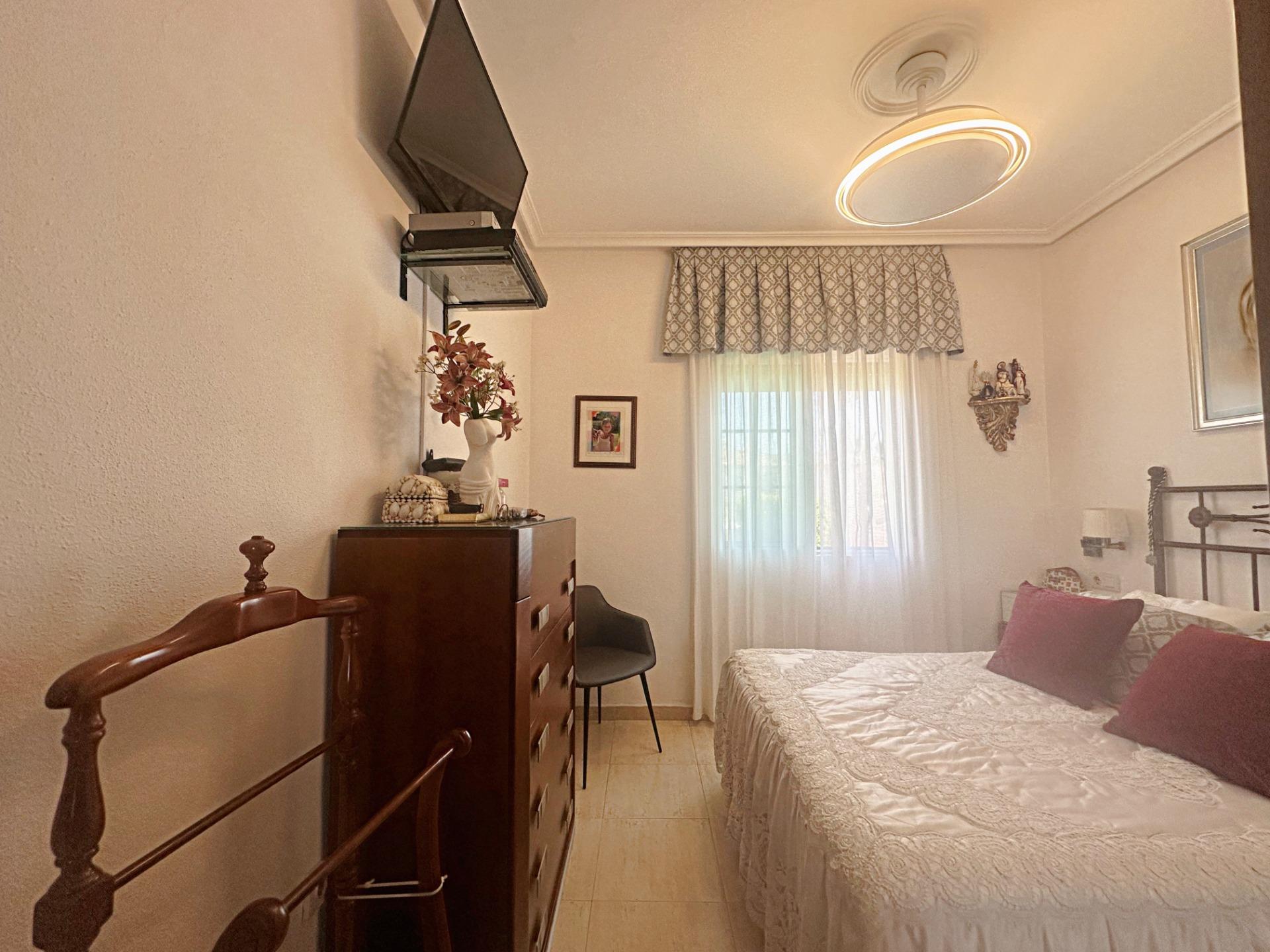 Bungalow en planta alta con vistas a la piscina en Torreviej - foto 13